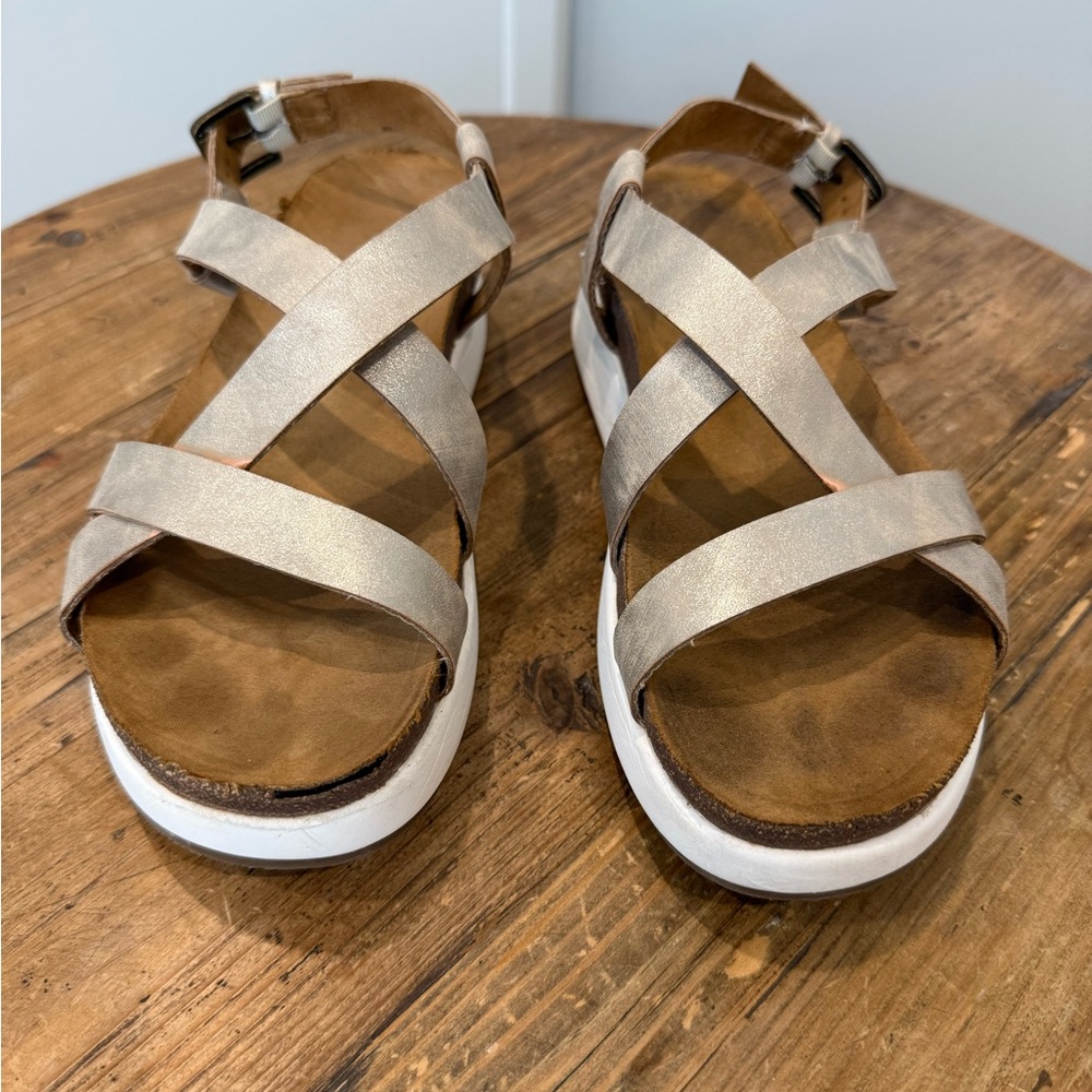 Crown Vintage Women's Sandals in Metallic Silver/Gold